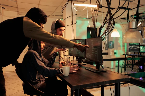 Grupo Diverso Hackers Trabalhando Juntos Para Quebrar Servidor Plantando Vírus — Fotografia de Stock