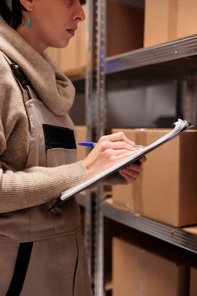 Storehouse Employee Checking Goods Stock Writing Clipboard Warehouse Supervisor Wearing — Stock Photo, Image