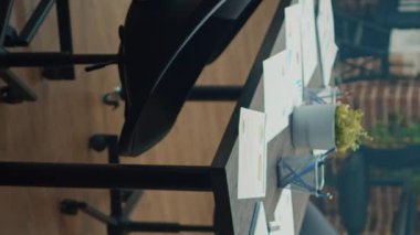 Dikey video: Şirket yönetim kurulu masasında istatistik kağıtları, iş yerinde çalışma alanı boş. Yürütme belgeleri ve araştırma planlarıyla dolu başlangıç işyeri, geliştirme çalışmaları.