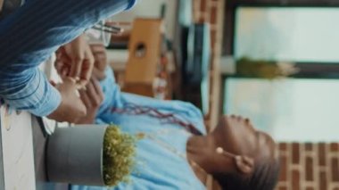 Dikey video: İş arkadaşları toplantı odasında veri raporunu tartışıyor, geliştirme için yeni bir idari vizyon oluşturmak için şirket sonuçlarına bakıyor. Başlangıçta birlikte çalışma konusunda uzmanlaşmış kişiler