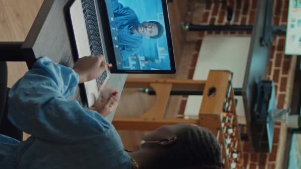 Vídeo Vertical Empresária Usando Videochamada Laptop Conversando Com Colega Sobre — Vídeo de Stock