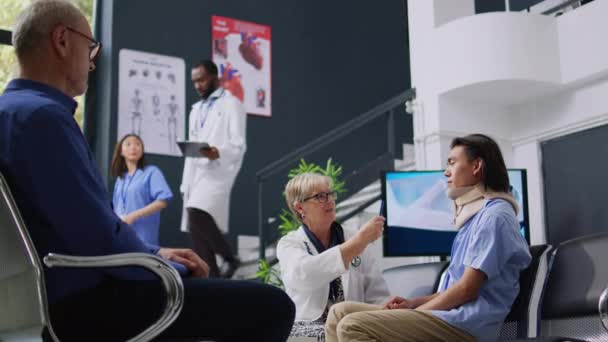 Sjukvårdare Kontrollerar Patienter Med Nackskada Specialist Gör Hjärnskakning Undersökning För — Stockvideo