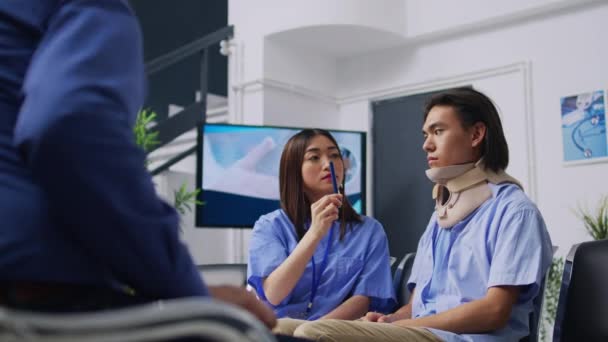 Asiatische Krankenschwester Überprüft Die Sehkraft Des Patienten Nach Einem Genickbruch — Stockvideo
