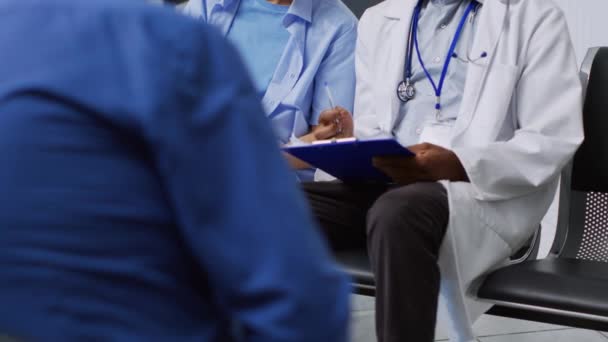 Medis Membantu Pasien Untuk Mengisi Laporan Medis Menjelaskan Keahlian Penyakit — Stok Video