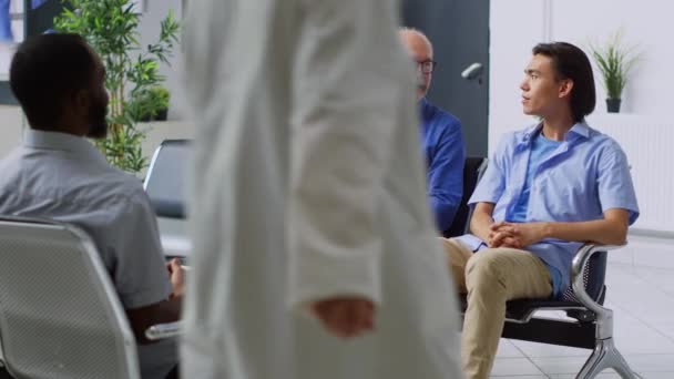 Пацієнти Які Сидять Стільці Залі Очікування Готуються Почати Обстеження Лікарем — стокове відео