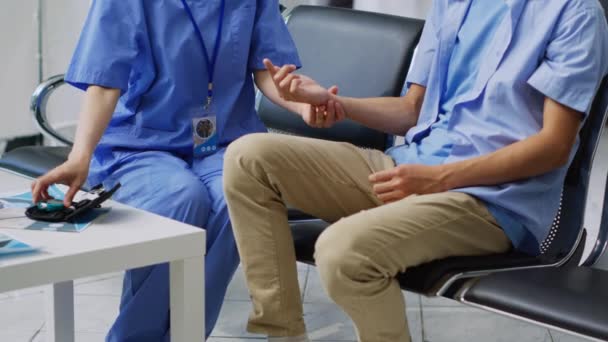 Γιατρός Και Ασθενής Κάνουν Διαβητικό Έλεγχο Κατά Την Εξέταση Επίσκεψης — Αρχείο Βίντεο