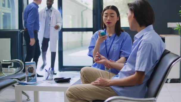 Sestra Kontroluje Vzorek Krve Pro Diabetického Asiata Během Prohlídky Nemocniční — Stock video