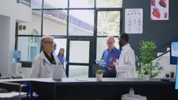 Artsen Helpen Senior Patiënt Met Medische Documenten Uitleggen Ziekte Expertise — Stockvideo