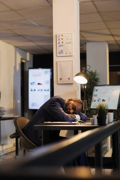 財務報告を終えた後 勤勉な起業家はスタートアップオフィスのテーブルで眠りに落ちる 会社の投資戦略を計画し ワークスペースで残業を働く労働者のエグゼクティブマネージャー — ストック写真