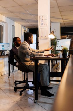 İdari yöneticiler pazarlama istatistiklerini analiz ediyor, şirket yatırım stratejisini planlıyorlar. Finansal raporda çalışan işadamları, kar ilerlemesini tartışıyor.