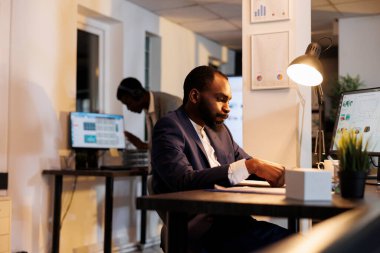 Agresif çalışanların finansal büyüme raporlarıyla ilgili sorunları var, pazarlama istatistiklerini analiz ediyorlar. Sinirli işadamı şirket kârını arttırmak için yatırım yapmayı planlıyor. İş konsepti