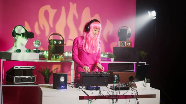 Smiling Artist Wearing Headphones Performance Mixing Eletronic Sound Techno Playing — Foto de Stock