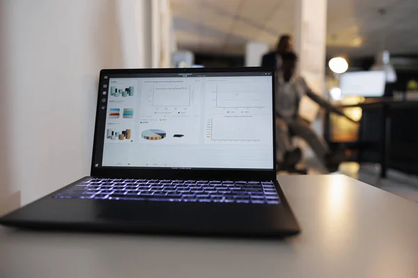 Laptop Mit Finanzdaten Bericht Steht Auf Dem Tisch Startup Büro — Stockfoto
