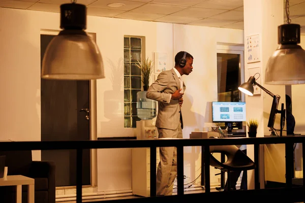 Adamı Resmi Takım Elbise Giyer Açılış Ofisinde Eğlenir Arasında Müzik — Stok fotoğraf