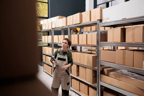 Depo Müdürü Depodaki Karton Paketlere Bakıyor Müşterilere Göndermeden Önce Kutuları — Stok fotoğraf