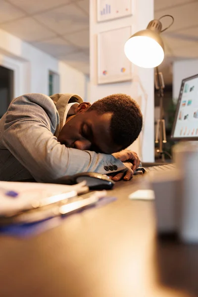 財務戦略を完了した後仕事で休んで燃え尽きた症候群を持つ排気従業員 残業後のオフィスワークスペースの机の上で寝る疲労感のあるエグゼクティブマネージャー — ストック写真