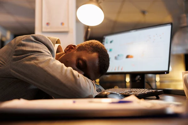 過度の疲労のため机の上で仕事で寝ている燃え尽き症候群の従業員を疲れています 夜遅く会社のプロジェクトで仕事をした後に眠気に苦しむ排出されたマネージャー — ストック写真