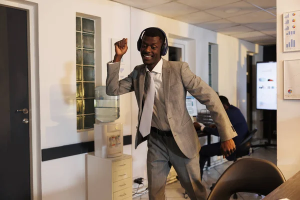 Εκτελεστικός Διευθυντής Ακουστικά Διασκεδάζοντας Στο Γραφείο Εκκίνησης Τραγουδώντας Και Χορεύοντας — Φωτογραφία Αρχείου