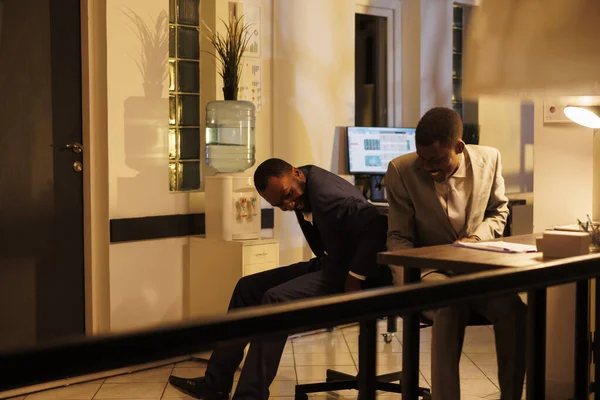 Cheeful Businessmen Baví Při Startu Kanceláře Během Pracovní Přestávky Dělá — Stock fotografie