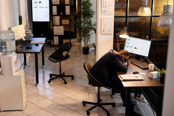 创业者在新成立的公司里做加班工作 为了完成公司项目的营销策略而打瞌睡 雇员上夜班 睡在工作空间的桌子上 — 图库照片