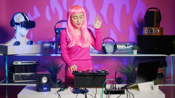Pembe Saç Dansı Yapan Gece Kulübünde Eğlenen Bir Sanatçı Eletronik — Stok fotoğraf