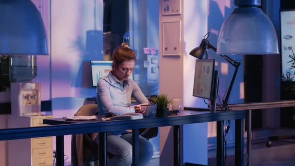 Lucrătorul Birou Pregătește Părăsească Biroul Companiei Timp Noapte Lucrând Ore — Videoclip de stoc