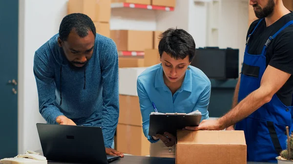 Diverse Team People Checking Supply Chain Warehouse Shelves Planning Shipping — Stok fotoğraf