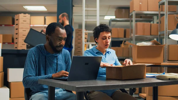 男男女女用仓库货架上的商品准备装运单 用笔记本电脑从事零售物流工作 规划小企业发展 供应链的各类工人 — 图库照片