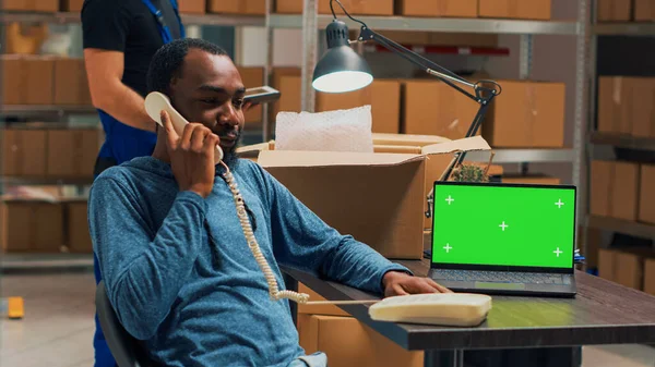Męski Przedsiębiorca Rozmawiający Przez Telefon Stacjonarny Korzystający Zielonego Ekranu Komputerze — Zdjęcie stockowe