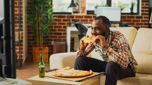 Lachend Moderne Volwassenen Die Pizza Eten Van Bevalling Flessen Alcohol — Stockfoto