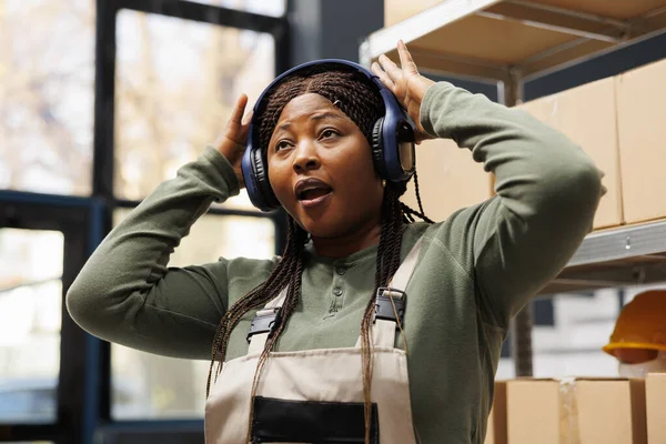 Африканський Американський Робітник Любить Слухати Музику Складі Працюючи Пакетах Клієнтів — стокове фото