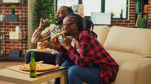 Afro Amerikaans Echtpaar Dat Pizza Eet Bier Drinkt Woonkamer Bereidt — Stockfoto