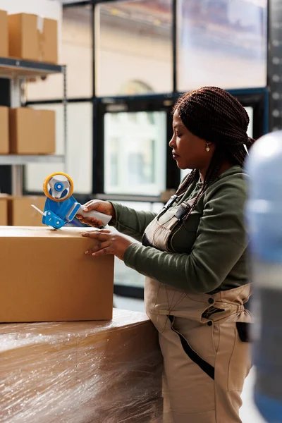 Afro Amerikan Yönetici Müşteri Paketlerini Yapıştırıcı Bant Kullanarak Teslimat Için — Stok fotoğraf
