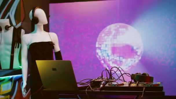 Discoteca Vacía Con Estación Audio Discolights Mezclando Panel Escenario Utilizado — Vídeos de Stock