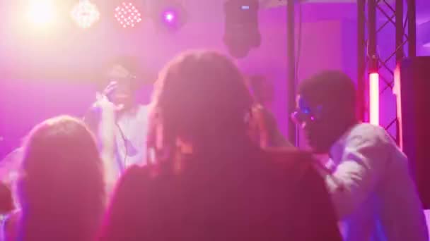 Erkek Kulüpte Insanlarla Parti Yapıyor Diskotekte Eğlenceli Parti Atmosferi Yaratmak — Stok video