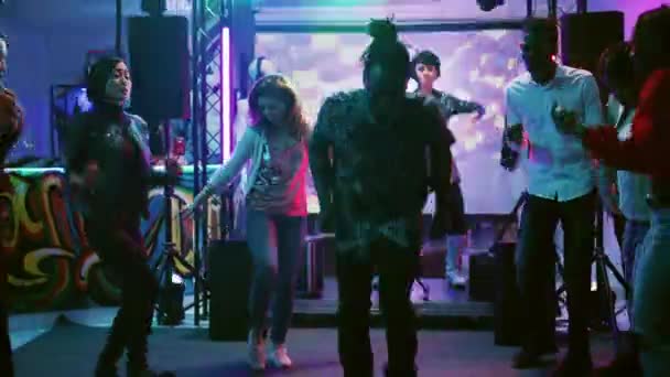 사람들은 디스코 사교적 모임을 즐기고 음악에 춤추는 친구들 채로운 스포트라이트 — 비디오