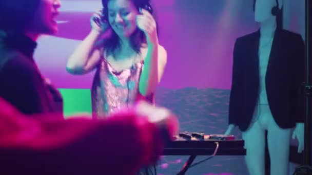 Glimlachend Meisje Dat Muziek Mengt Het Station Een Vrolijke Sfeer — Stockvideo