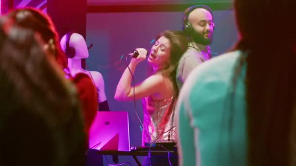 年轻女人和Dj一起唱歌 在俱乐部舞台上表演 快乐的人与一群朋友共度卡拉Ok之夜 与现代迪斯科舞厅的人聚会 — 图库视频影像