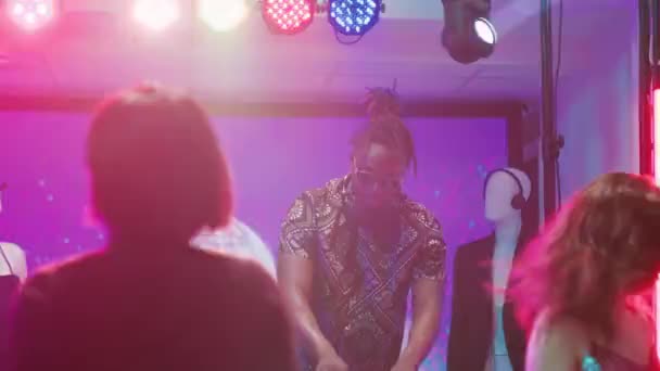 Afroamericano Che Mixa Audio Sul Palco Del Nightclub Uomo Figo — Video Stock