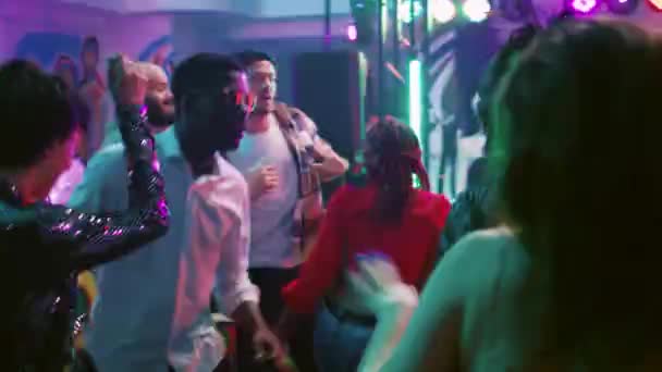 Eine Gruppe Von Freunden Feiert Club Tanzt Moderner Musik Und — Stockvideo