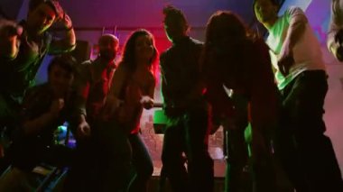 Renkli bir partide dans eden insanların POV 'u, gece disko elektronik müzik eşliğinde gece dışarı çıkmanın keyfi. Yetişkinler modern şovda birlikte eğleniyor, kendilerini kötü hissediyorlar. El kamerasıyla..