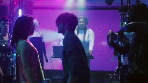 Різноманітні Друзі Стрибають Танцювальній Вечірці Розважаючись Прожекторами Електронною Музикою Клубі — стокове відео