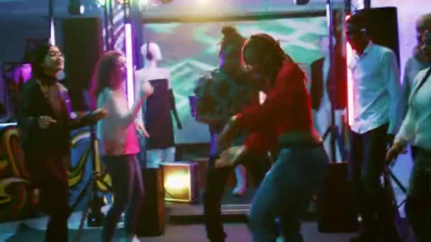 时髦的人在舞厅里聚会 享受夜总会的电子音乐晚会 一群快乐的朋友一起跳舞和聚会 在社交聚会上玩得很开心 手持射击 — 图库视频影像