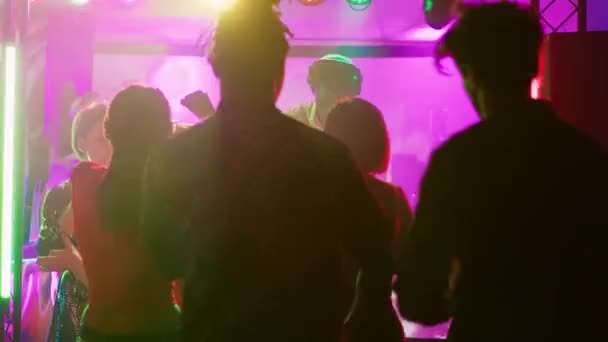 警察官によって中断されたパーティー 警察から逃げるナイトクラブの安っぽい人々 警察の明かりを見て恐怖とパニックに陥っている人々のグループ — ストック動画