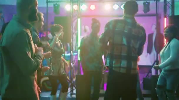 Adultos Modernos Mostrando Movimentos Dança Festa Underground Ouvindo Música Funky — Vídeo de Stock