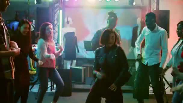 Adultos Alegres Bailando Fiesta Disco Divirtiéndose Reunión Social Pista Baile — Vídeo de stock