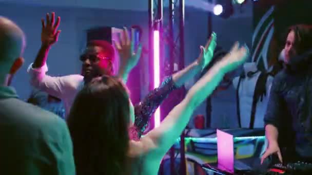 Eine Multiethnische Gruppe Von Erwachsenen Feiert Und Tanzt Auf Clubmusik — Stockvideo