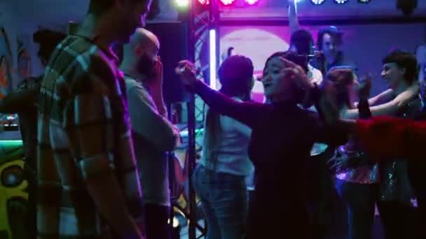 Jóvenes Parejas Bailando Juntas Club Disfrutando Música Lenta Para Bailar — Vídeo de stock
