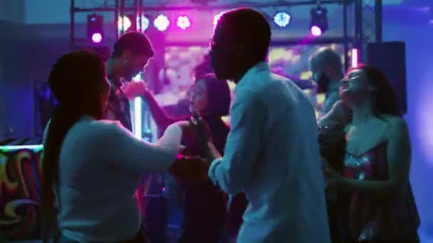 Romantische Menschen Tanzen Paarweise Auf Der Tanzfläche Und Feiern Mit — Stockvideo