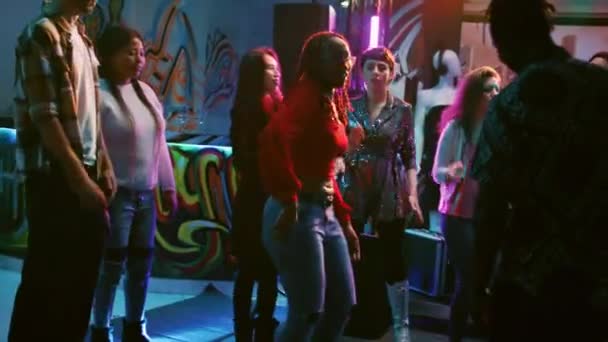 Personer Som Dansar Tillsammans Disco Party Lyssnar Elektronisk Musik Scen — Stockvideo